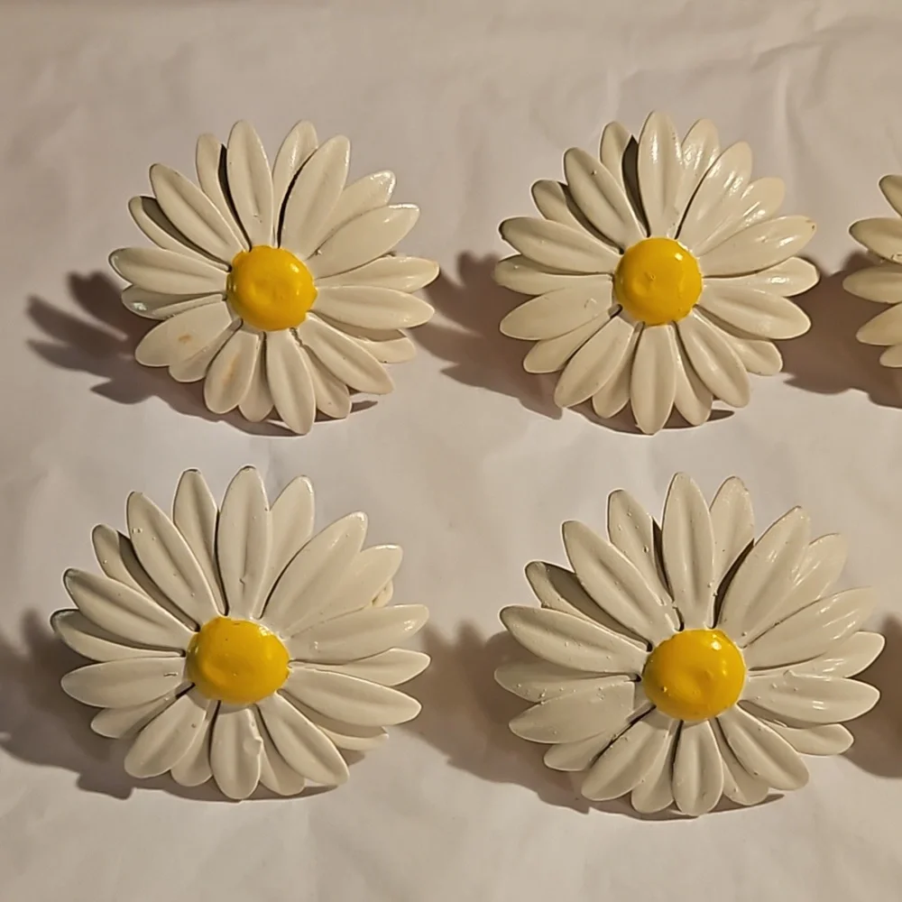 8 RARE Daisy painted all metal Napkin rings - Picture 2 of 7